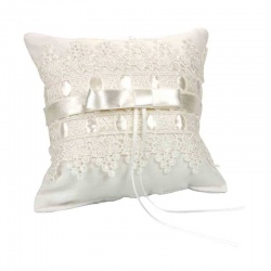 Cojín blanco con encaje para anillos de boda
