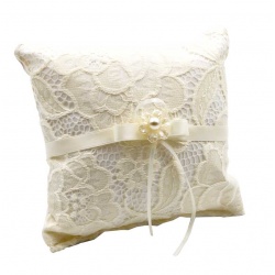 COJIN TELA ENCAJE BEIG Y ADORNO PERLA