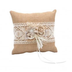 COJÍN RÚSTICO CON ADORNO DE CEREMONIA