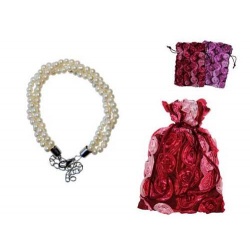 PULSERA TRIPLE DE PERLAS BLANCAS + BOLSA TELA FLORES BORDADA (8540)