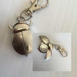 reloj llavero mariquita