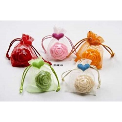 jabon de rosa en bolsa de organza con pin de corazon