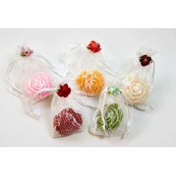 bolsita de encaje con jabon de rosa con pin de flor