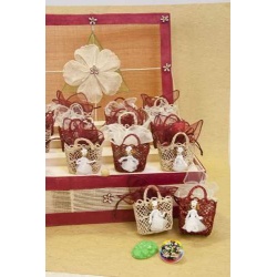 Canasto sinamay con jabón y broche surtido