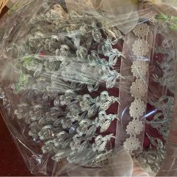 MEGA OFERTON. Pack de 100 alfileres con cesta, encaje  y envoltorio.