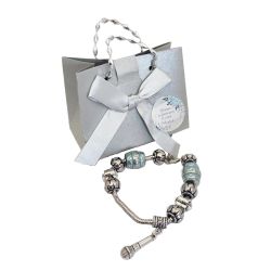 Cajita gris con lazo y pegatina con pulsera dentro