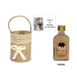 Licor crema en cesta y tarjeta personalizada
