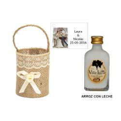Licor Arroz con leche en cesta y tarjeta personalizada