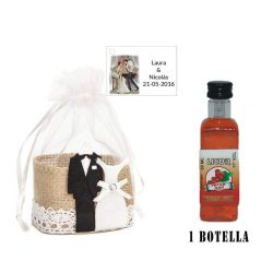 Licor Pacharán en cesta de mimbre y tarjeta