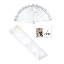 Abanico de madera con bolsa blanca y tarjeta