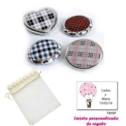 Espejos plateados con cuadros escoceses, con bolsa de organza con flores en el filo de color beige, y tarjeta personalizada