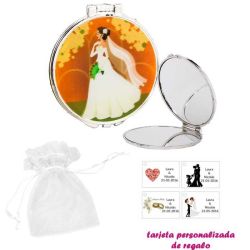 Espejo con una elegante novia con velo, con bolsa blanca de organza, y tarjeta personalizada