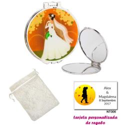 Espejo con una elegante novia con velo, con bolsa blanca de organza, y tarjeta personalizada