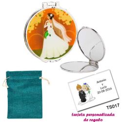 Espejo con una elegante novia con velo, con bolsa de saco azul y tarjeta personalizada
