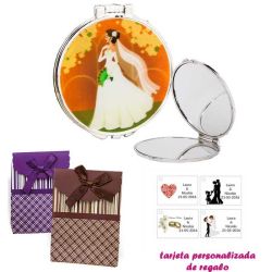 Espejo con una elegante novia con velo, con caja de rayas con lazo y tarjeta personalizada