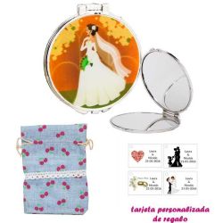 Espejo con una elegante novia con velo, con bolsa de saco azul celeste estampada y tarjeta personalizada