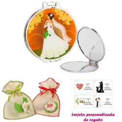 Espejo con una elegante novia con velo, con bolsa de saco en crudo y detalles de colores, y tarjeta personalizada