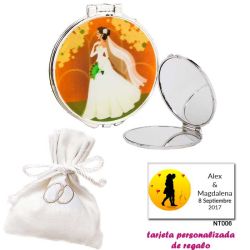 Espejo con una elegante novia con velo, con bolsita blanca elegante con alianzas bordadas, y tarjeta personalizada