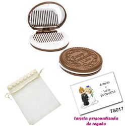 Espejo Galleta Oreo con peine blanco y con bolsa de organza con flores en el filo de color beige, y tarjeta personalizada