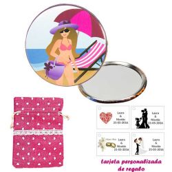 Espejo de Chapa con chica en la Playa, con bolsa de saco rosa estampada y tarjeta personalizada