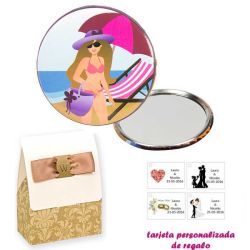 Espejo de Chapa con chica en la Playa, con caja de elgante estampado marrón y blanco, y tarjeta personalizada