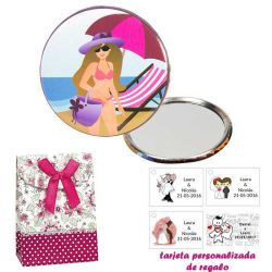 Espejo de Chapa con chica en la Playa, con caja de flores y lazo fucsia, y tarjeta personalizada