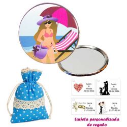 Espejo de Chapa con chica en la Playa, con bolsa de lunares de color azul, y tarjeta personalizada