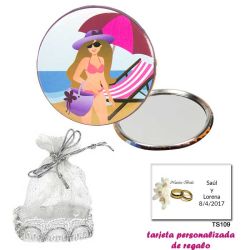 Espejo de Chapa con chica en la Playa, con una elegante bolsa plateada, y tarjeta personalizada