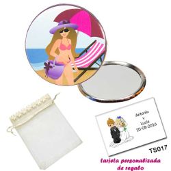 Espejo de Chapa con chica en la Playa, con bolsa de organza con flores en el filo de color beige, y tarjeta personalizada