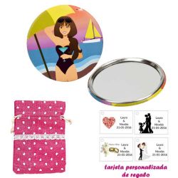Espejo de Chapa con chica en la Playa, con bolsa de saco rosa estampada y tarjeta personalizada