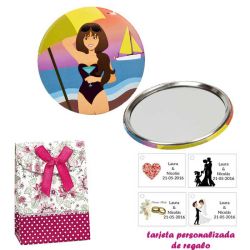 Espejo de Chapa con chica en la Playa, con caja de flores y lazo fucsia, y tarjeta personalizada