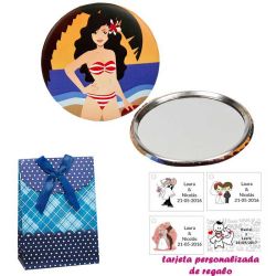 Espejo de Chapa con chica en la Playa, con caja de flores y lazo azul, y tarjeta personalizada