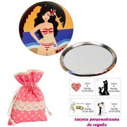 Espejo de Chapa con chica en la Playa, con bolsa de lunares de color rosa, y tarjeta personalizada