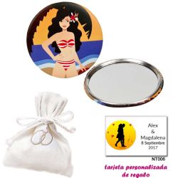 Espejo de Chapa con chica en la Playa, con bolsita blanca elegante con alianzas bordadas, y tarjeta personalizada