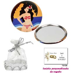 Espejo de Chapa con chica en la Playa, con una elegante bolsa plateada, y tarjeta personalizada