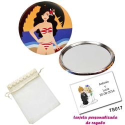 Espejo de Chapa con chica en la Playa, con bolsa de organza con flores en el filo de color beige, y tarjeta personalizada