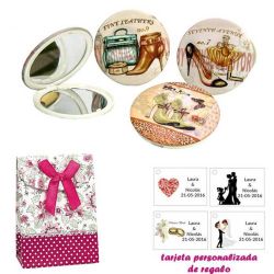 Espejos vintage con zapatos de tacón y bonitos dibujos, con caja de flores y lazo fucsia, y tarjeta personalizada