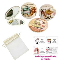 Espejos vintage con zapatos de tacón y bonitos dibujos, con bolsa de organza con flores en el filo de color beige, y tarjeta per
