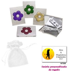Espejo plateado con una flor grande, y con un peine en el interior, con bolsa blanca de organza, y tarjeta personalizada