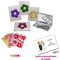 Espejo plateado con una flor grande, y con un peine en el interior, con bolsa de organza con motivos florales multicolor, y tarj