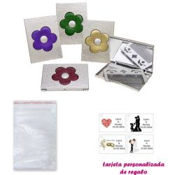 Espejo plateado con una flor grande, y con un peine en el interior, con bolsa básica de celofan, y tarjeta personalizada