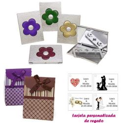 Espejo plateado con una flor grande, y con un peine en el interior, con caja de rayas con lazo y tarjeta personalizada