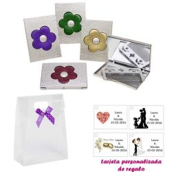 Espejo plateado con una flor grande, y con un peine en el interior, con caja de acetato con lazo morado de lunares y tarjeta per