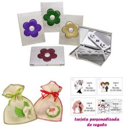Espejo plateado con una flor grande, y con un peine en el interior, con bolsa de saco en crudo y detalles de colores, y tarjeta 