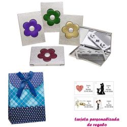 Espejo plateado con una flor grande, y con un peine en el interior, con caja de flores y lazo azul, y tarjeta personalizada