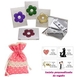 Espejo plateado con una flor grande, y con un peine en el interior, con bolsa de lunares de color rosa, y tarjeta personalizada