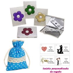 Espejo plateado con una flor grande, y con un peine en el interior, con bolsa de lunares de color azul, y tarjeta personalizada