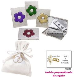 Espejo plateado con una flor grande, y con un peine en el interior, con bolsita blanca elegante con alianzas bordadas, y tarjeta