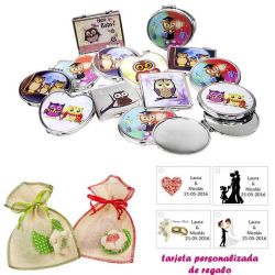 Espejos coloridos con búhos, de diferentes formas, con bolsa de saco en crudo y detalles de colores, y tarjeta personalizada