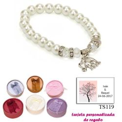 Pulsera de perlas blancas y abalorios con brillantes, y un colgante de elefante
